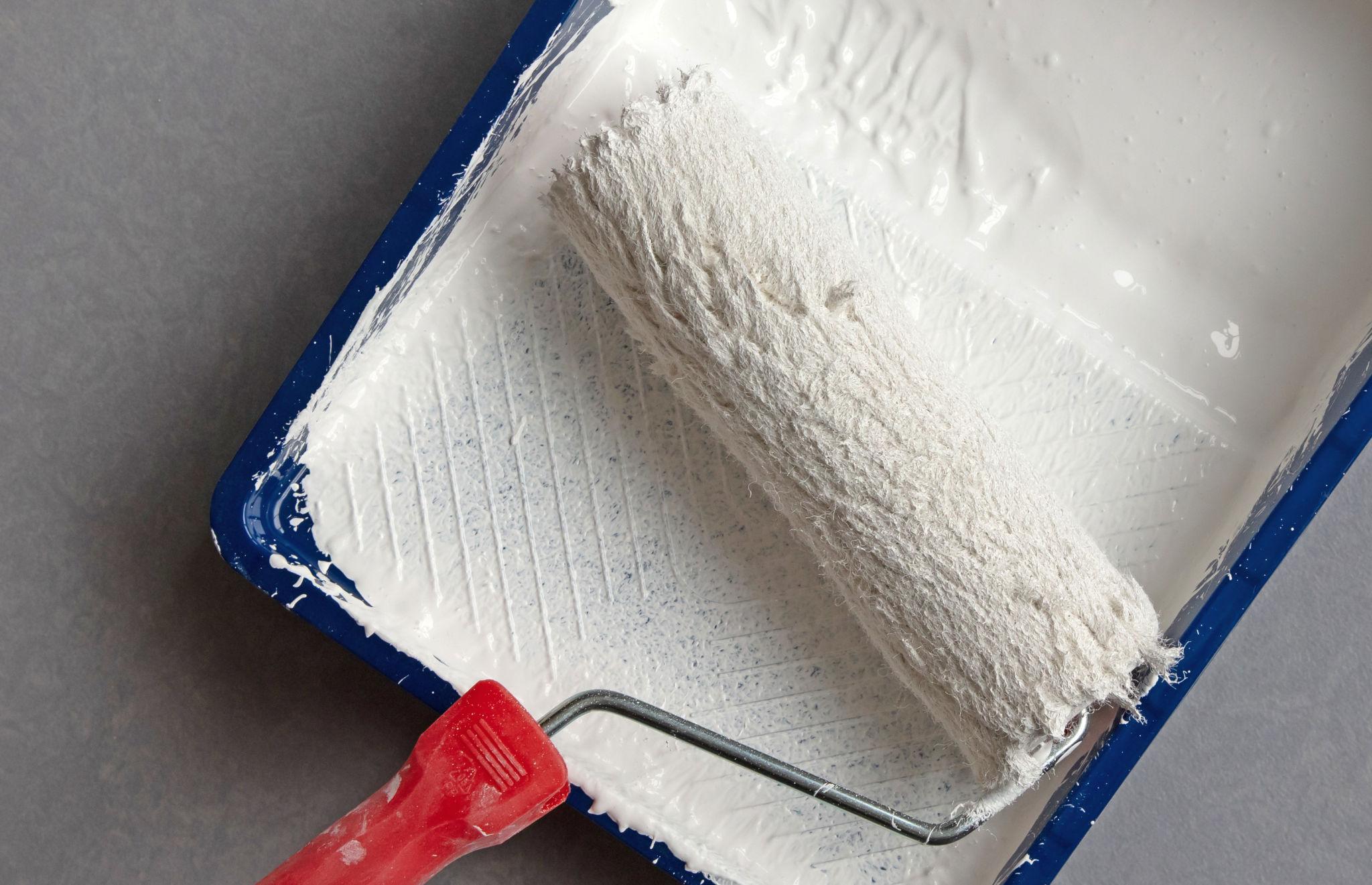 Rullo per pittura pronto per una nuova superficie